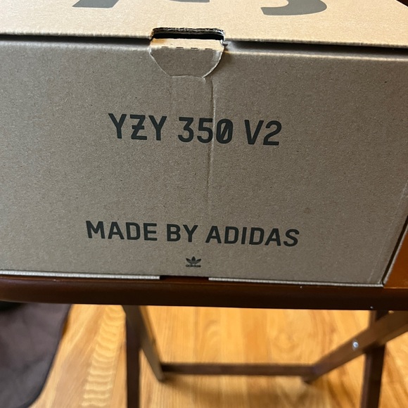 Men’s Yeezy 350V2 - Picture 2 of 7
